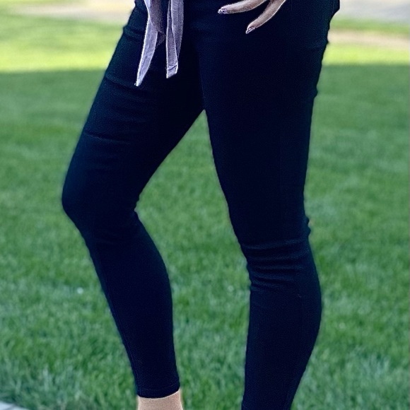 LAST! Victoria Skinny Black Jeans - Picture 6 of 10